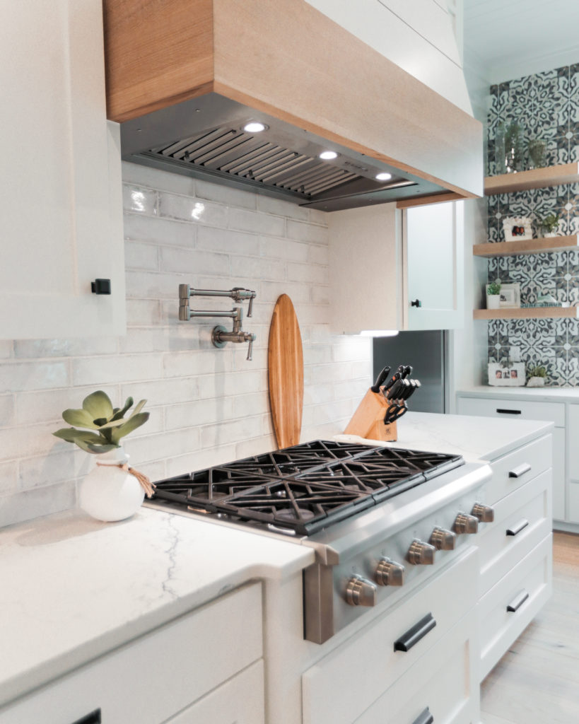 Pacshore Quartz Calacatta Lincoln Sporadic veining flows across the surface, yet provides a cohesive look.