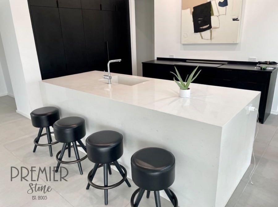 Caesarstone Organic White Quartz A clean white surface with like-colored layers and subtly blended undertones, reflecting a natural appearance that is effortlessly chic.