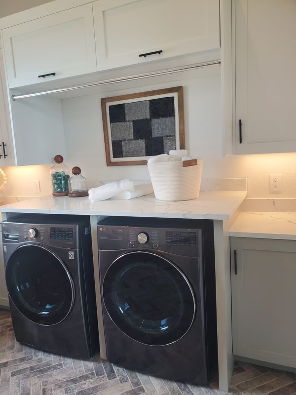 Calacatta Pallazzo Pacshore Quartz Light grey veins flow across a crisp white background.