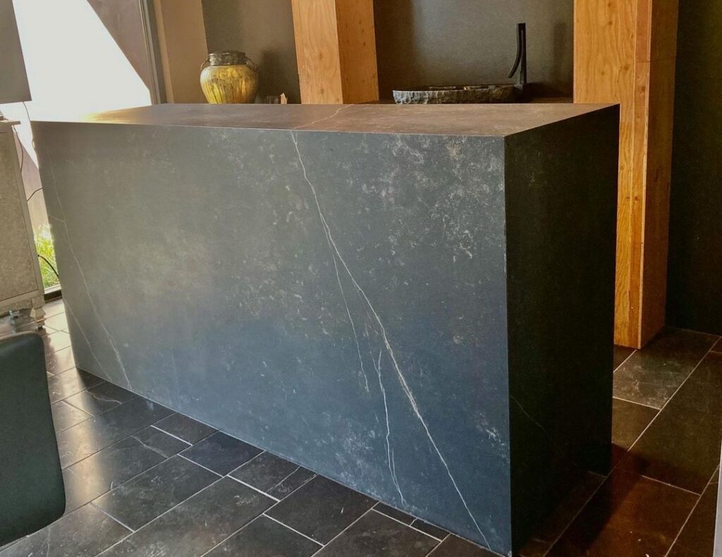 Dekton Keyla Dekton Keyla is inspired by dark marbles with light veining.