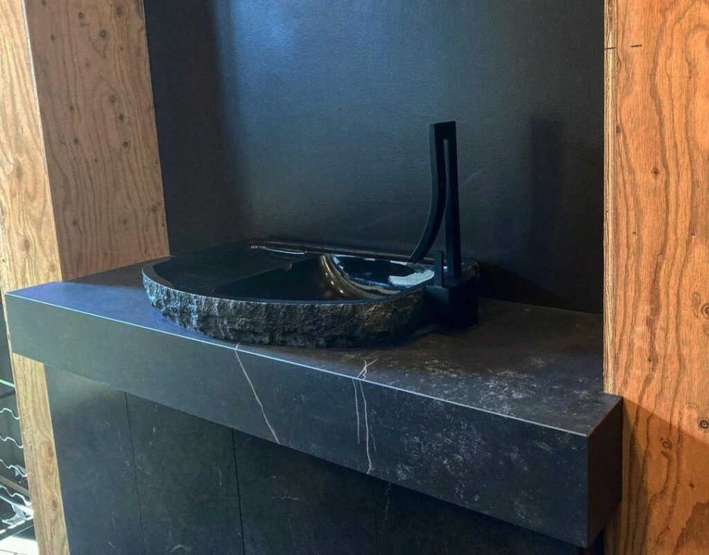 Dekton Keyla Dekton Keyla is inspired by dark marbles with light veining.